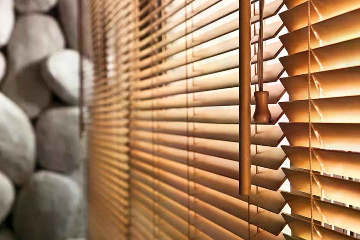 Горизонтальные деревянные жалюзи: «золотой» стандарт оконного декора